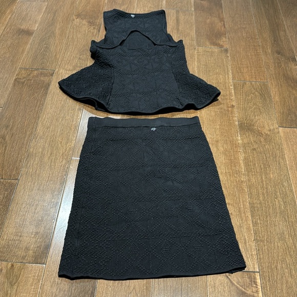 Guess 2-piece xs - Picture 3 of 5